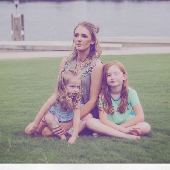 Meet your Posher, Mari 🦋💜 - Picture 5 of 8